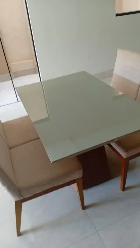 Vende-se mesa tampo de vidro pintado com 4 cadeiras estofadas