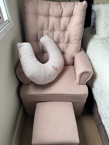 Poltrona Amamentação com Puff e Balanço Linho Palha Rose