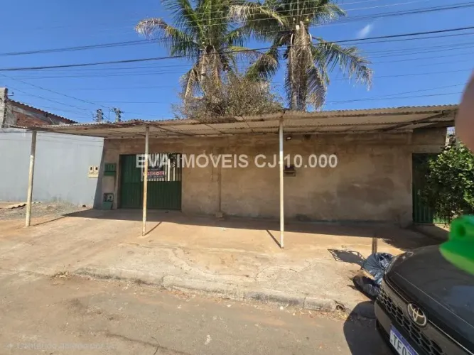 Casa com barracão no fundo