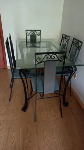 Conjunto de mesa e 6 cadeiras