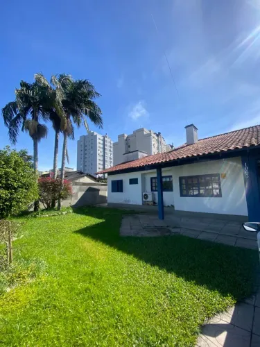 Casa com 5 Quarto(s) e 4 banheiro(s) para Alugar, 110 m² por R$ 5000 / Mês