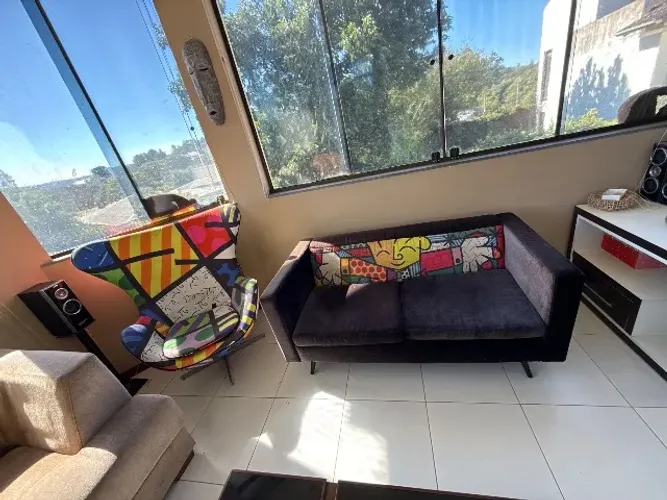 Estofado com cadeira Romero Brito 