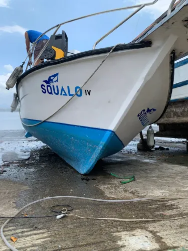 Barco todo de fibra com motor 4 cilindros 