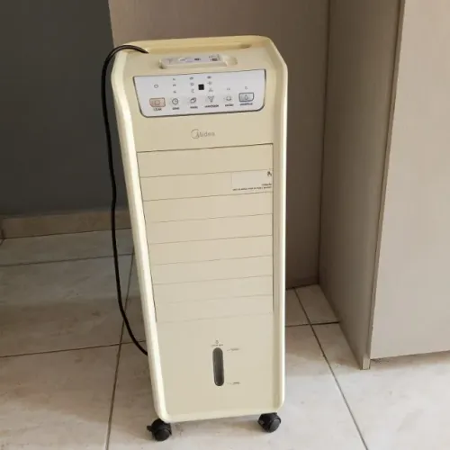 Climatizador De Ar Midea Akaf2 Com Controle Remoto Cor Branco
