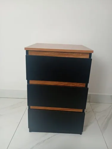 Criado mudo/ mesa de cabeceira 