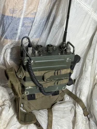 Rádio militar EB RY20 funcionando