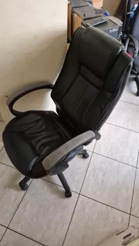 Cadeira presidente promoção pra librrar espaço