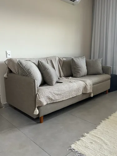Sofá 2.10m em linho cinza.