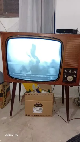 Antiga tv pé palitoTelefunken 