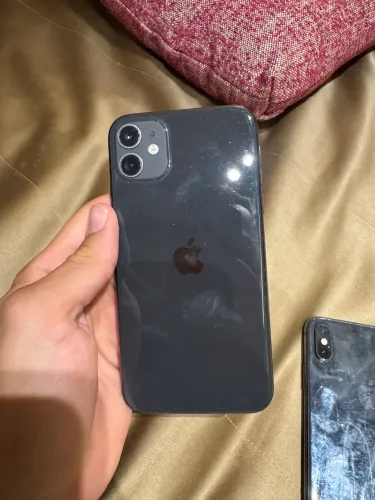 iPhone 11 (duas câmeras grandes em um módulo quadrado). Tela frontal trincada e nao liga