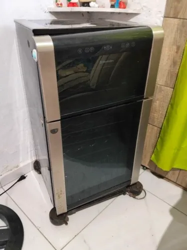 Adega climatizadora de vinhos 110v 25 garrafas