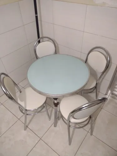 Mesa com 4 cadeiras