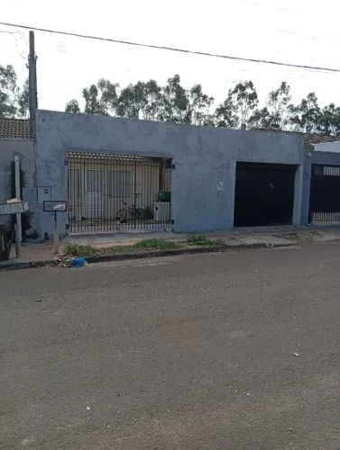 Casa de alvenaria com cozinha,sala,dois quartos garagem e edicula a terminar