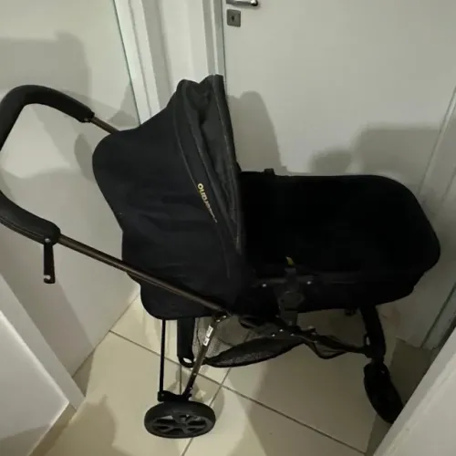 Carrinho de bebê e bebê conforto
