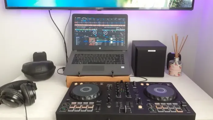 Pioneer DDJ FLX4 + Acessórios Inclui: - Pioneer DDJ FLX4 + caixa - Case/mala da DDJ -