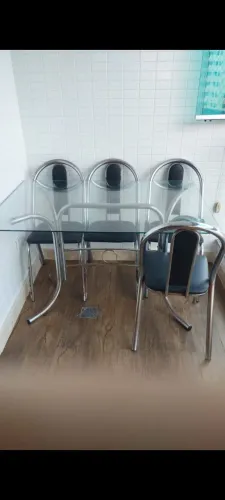 Mesa retangular com tampo de vidro + 4 cadeiras