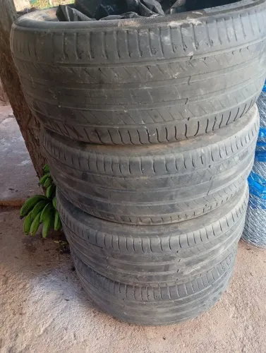 Vendo jogo de pneus 225/50/17