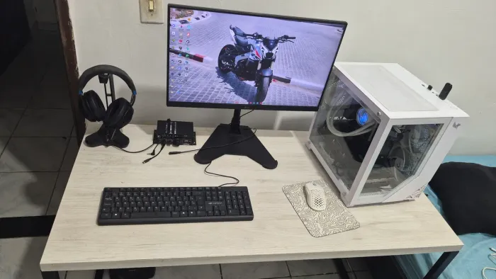 PC Gamer AMD Ryzen 5 5600, RX 7700 XT + monitor 24 144hz