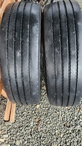 Vendo 2 pneus BR Goodrich 215/75R17,5 em boas condições e nunca recapados.