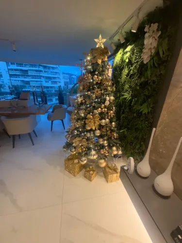 ÁRVORE DE NATAL 2,10 M COMPLETA COM ILUMINAÇÃO E ENFEITES