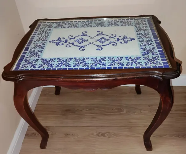 Vendo mesa antiga com lindo tampo em mosaico - não entrego.
