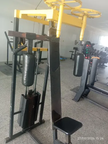 Equipamentos de academia usados em conservação.
