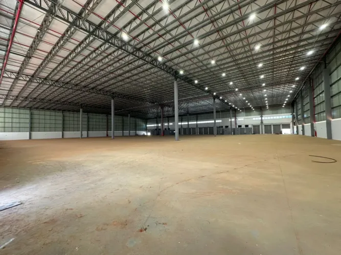 Módulo com 3600m²  e 08 docas.