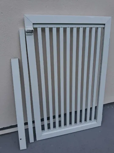 Portão de alumínio branco. 0,80 cm X 1mt