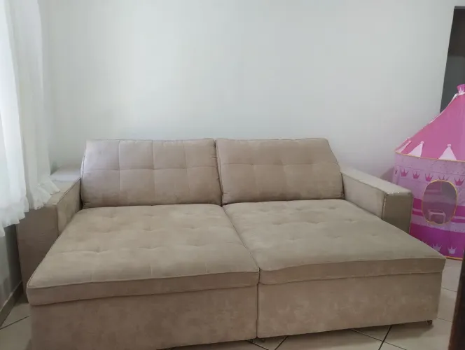 Sofá retrátil quatro lugares de alto padrão.