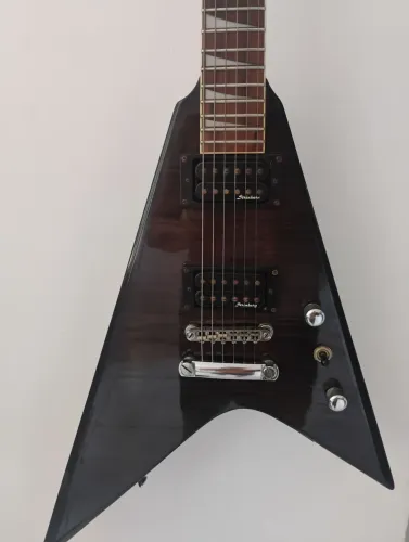 Guitarra Flying V (Rabo de peixe) Stringberg, Pedaleira Metal, Mini amplificador e cabos