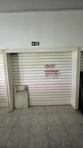 Armários canaletados para montagem de loja