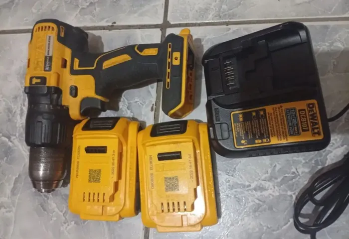 Parafusadeira Dewalt 20v Vmax Brushless<br>Carregador<br>2 Bateria <br>Funcionando perfeitamente 