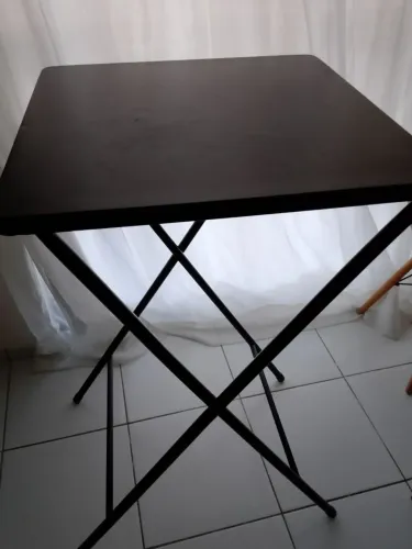 Vendo mesinha e 2 banquetas