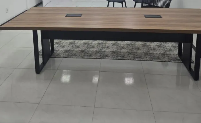 Mesa de reunião grande com tampo em madeira e pés em metal
