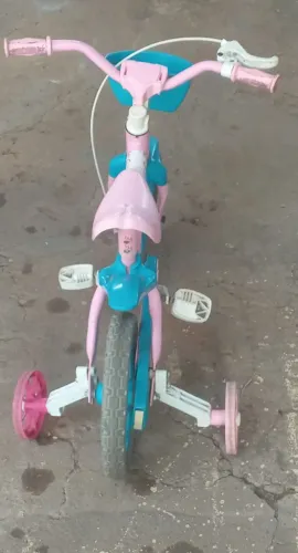VENDE- SE ESTES DOIS BRINQUEDOS. BICICLETA E TRICICLO. 