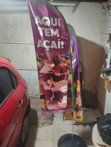 2 bandeiras de açai e um banner