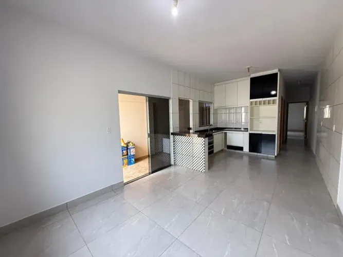 Casa de 2/4 (1 suíte) no Jd São José recém reformada com quintal no fundo