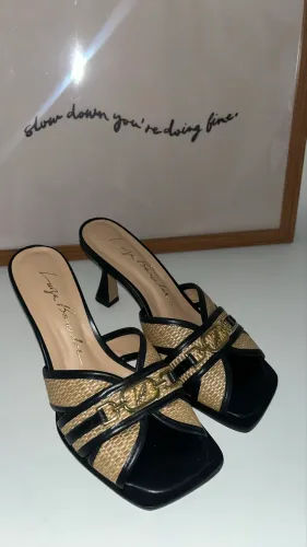 Salto preto com detalhes dourados Luisa Barcelos