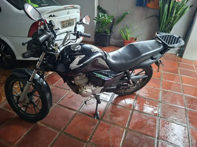 Moto 9 anos comigo, muito conservada.