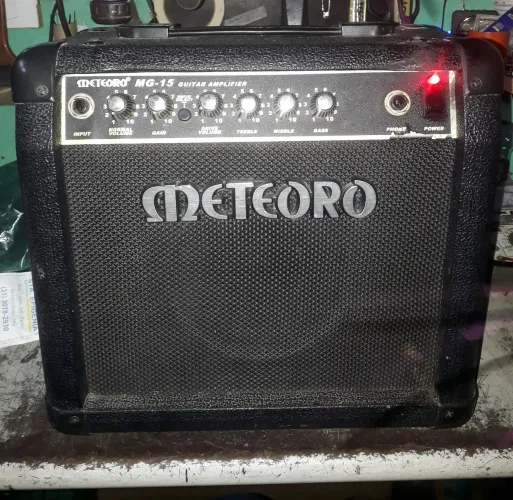 Caixa de guitarra meteoro 15watts