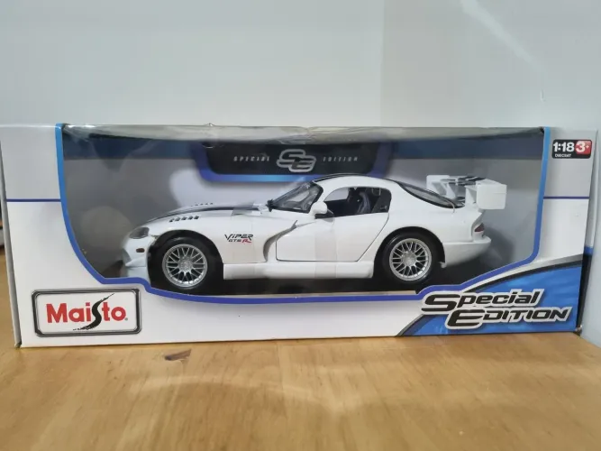 Carro modelo Dodge Viper Gt2 na caixa