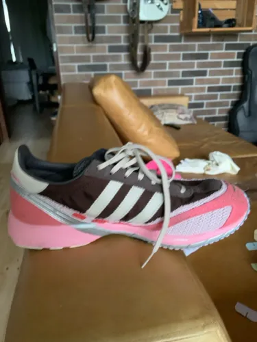 Anúncio de venda de um tênis adidas bad bunny, coleção limitada
