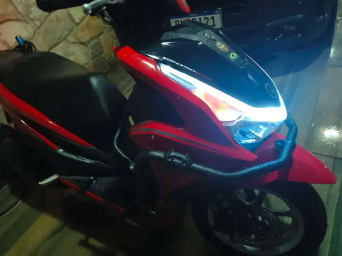 Moto scooter flúor 125cc Yamaha - vermelha - manual