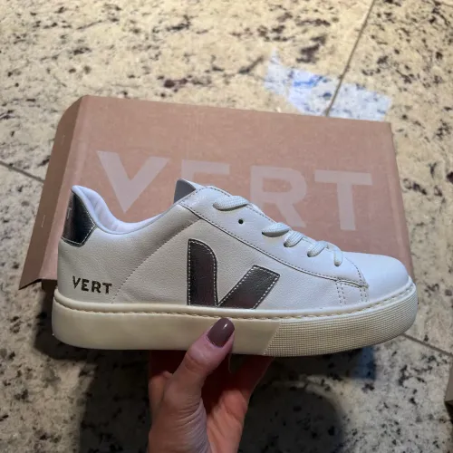 Tênis feminino vert de cadarço branco com prata tamanho 35 novo