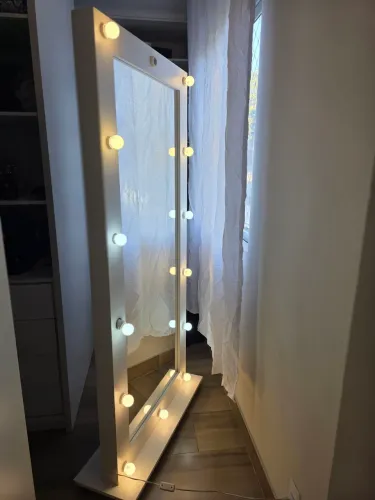 Espelho com iluminação e rodas