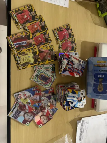 Disponível lote cardes copa 2026, 298 cards, 9 golden, 2 limiteds Mais lata