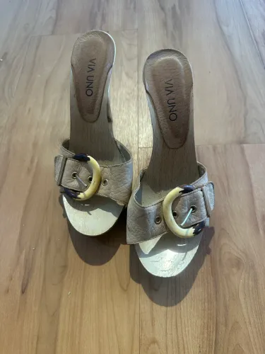 Tamanco Feminino VIA UNO Bege com Fivela - Confortável e Estiloso ?