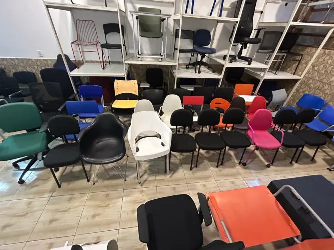 Várias cadeiras 