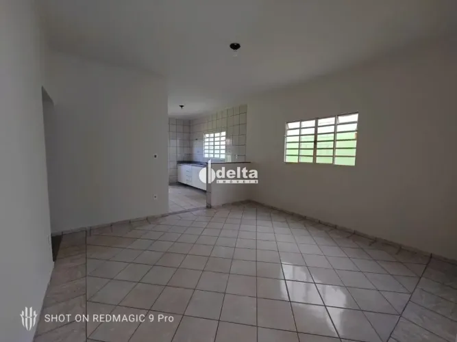 Casa com 3 quartos sendo 1 suíte disponível para locação no Bairro Santa Mônica em Uberlân