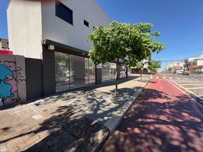 Alugo sala comercial térrea no centro de Cascavel com estacionamento privado